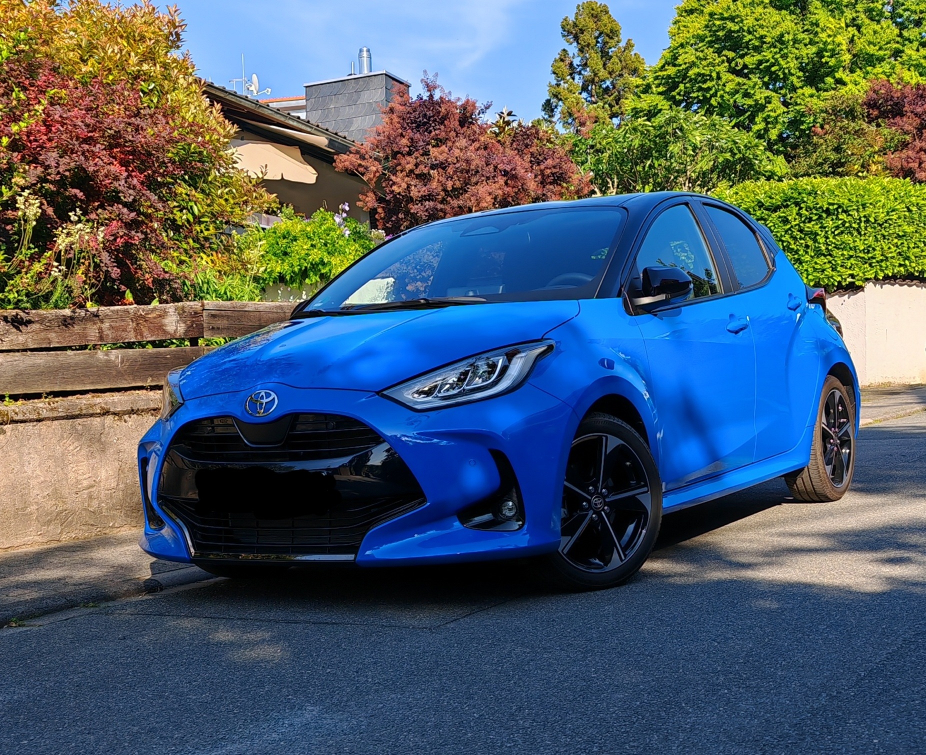 Yaris Premiere Edition Neptune Blue Metallic