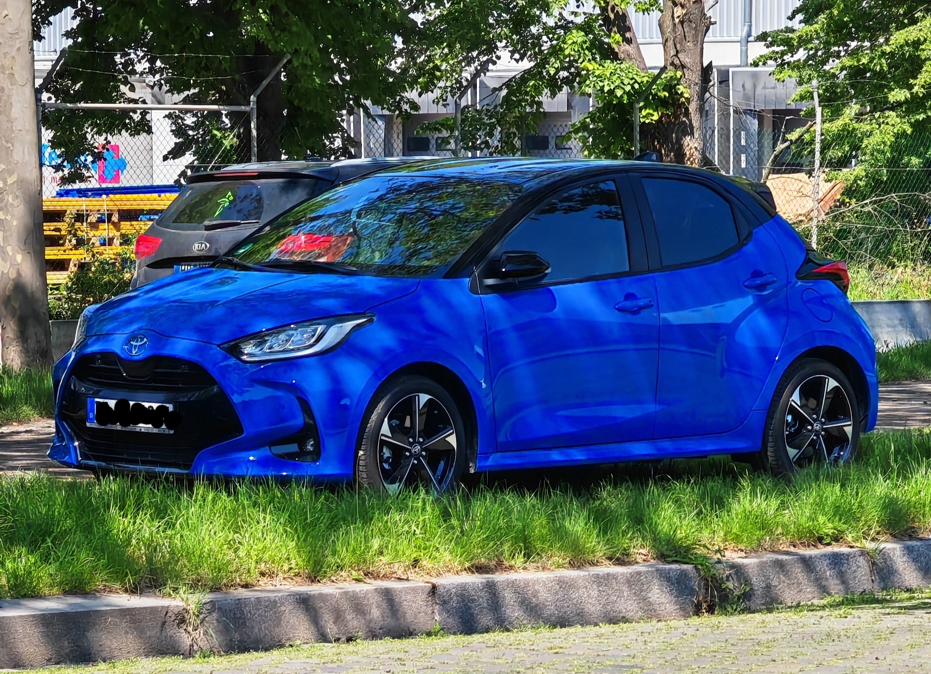 Yaris Premiere Edition Neptune Blue Metallic