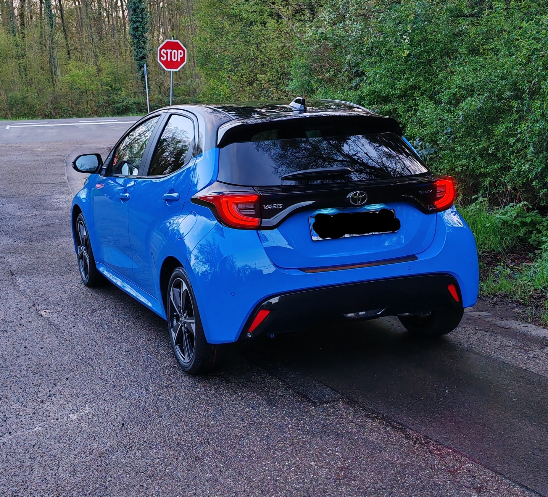 Yaris Premiere Edition Neptune Blue Metallic