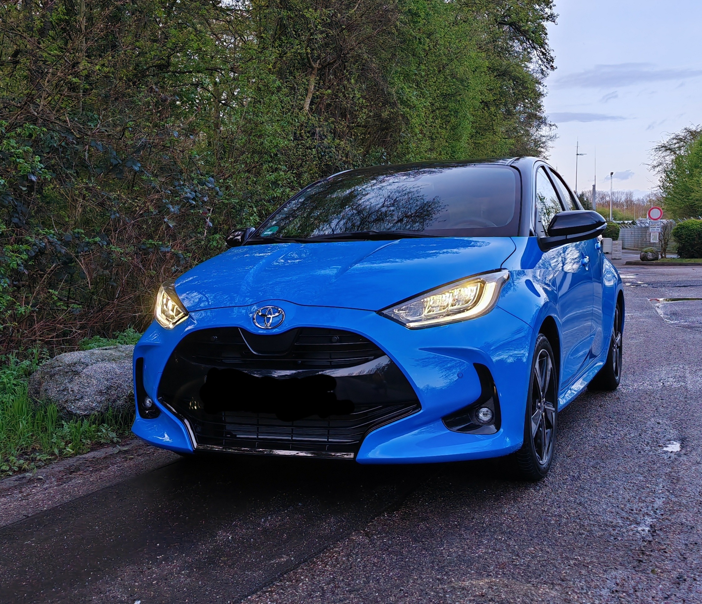 Yaris Premiere Edition Neptune Blue Metallic