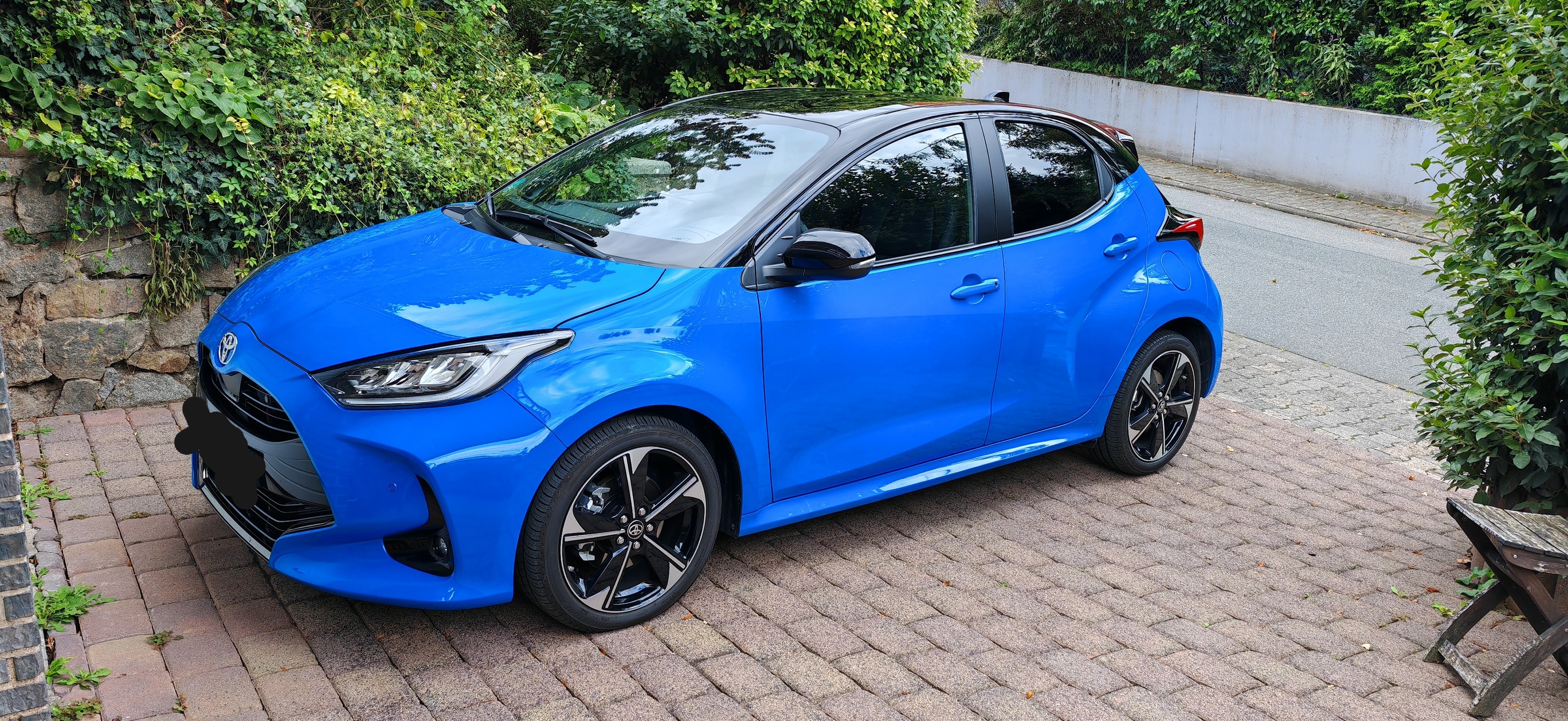 Yaris Premiere Edition Neptune Blue Metallic